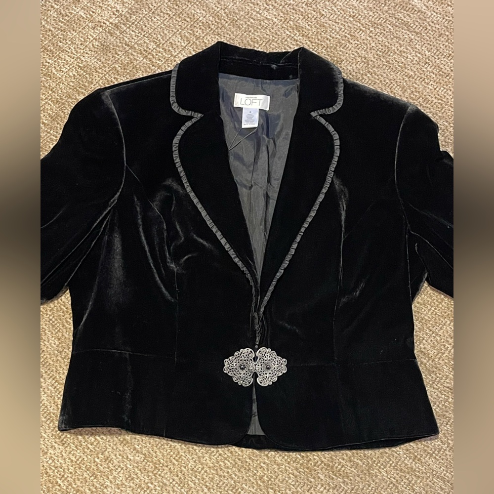 Ann Taylor LOFT black velvet cropped blazer bolero shrug w/ silver clasp closure - Picture 10 of 13